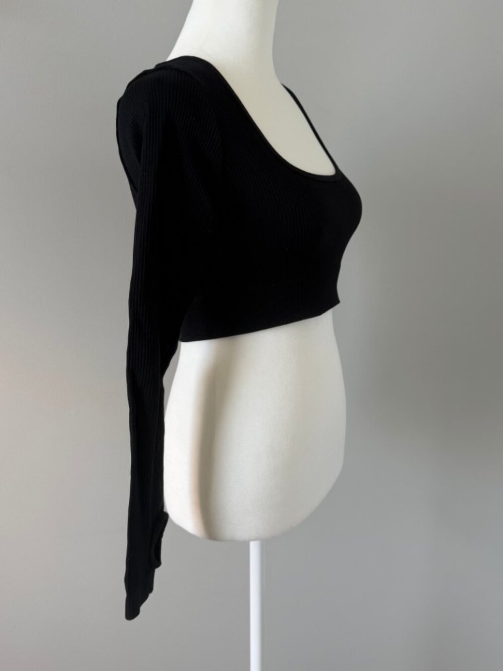Black Ribbed Workout Crop Top - Picture 5 of 8